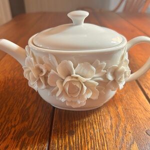 Vintage I Godinger & Co. Ivory Porcelain Tea Pot w/ Raised Rose Motifs